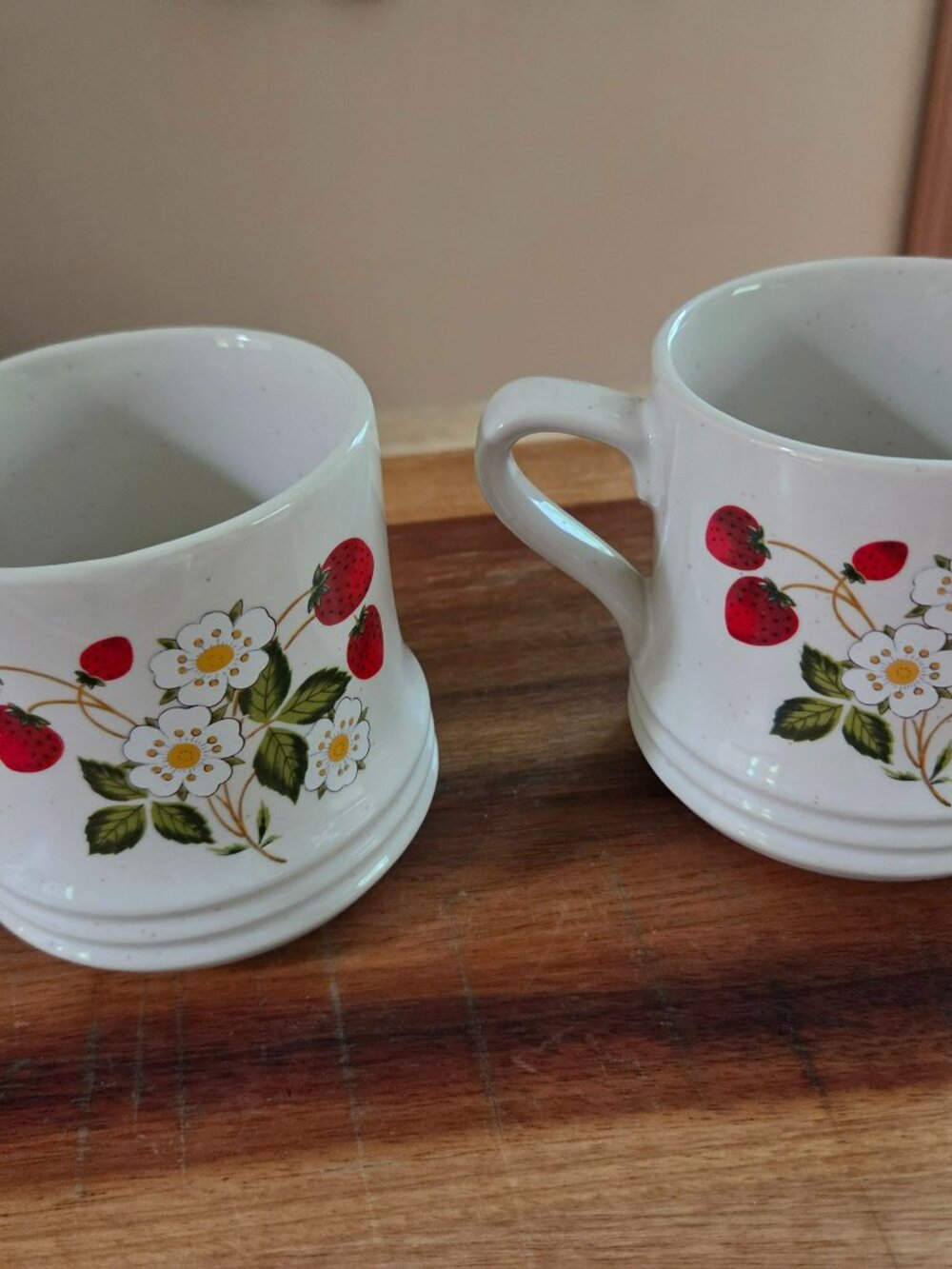 Sheffield strawberries and cream 2 mugs stoneware made in Japan